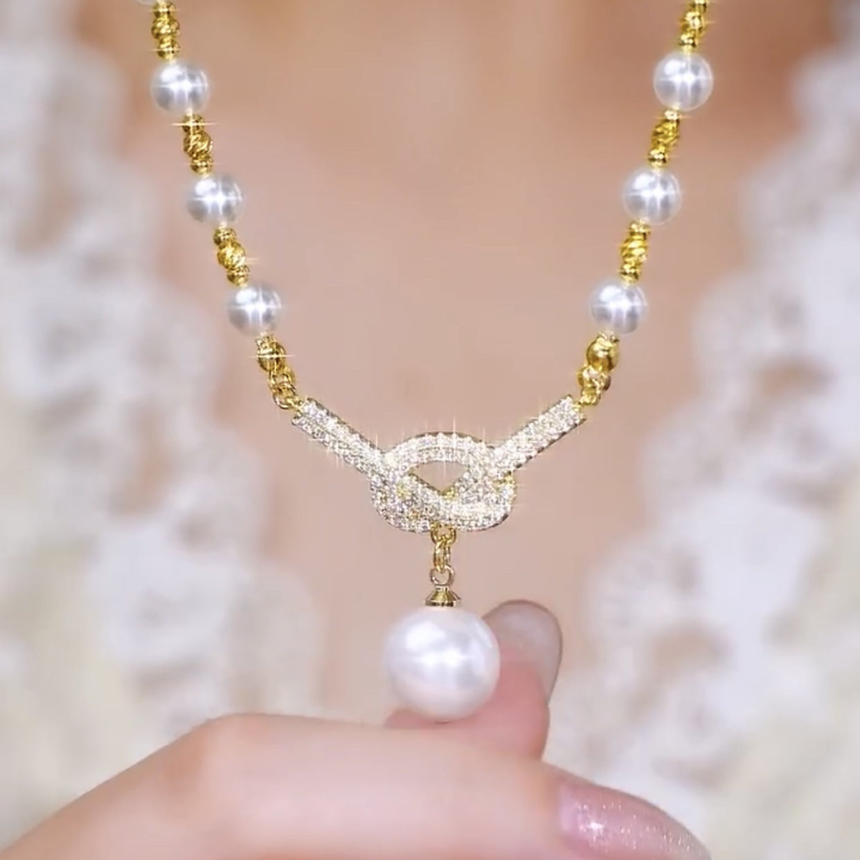Elegant and luxurious women's pearl necklace