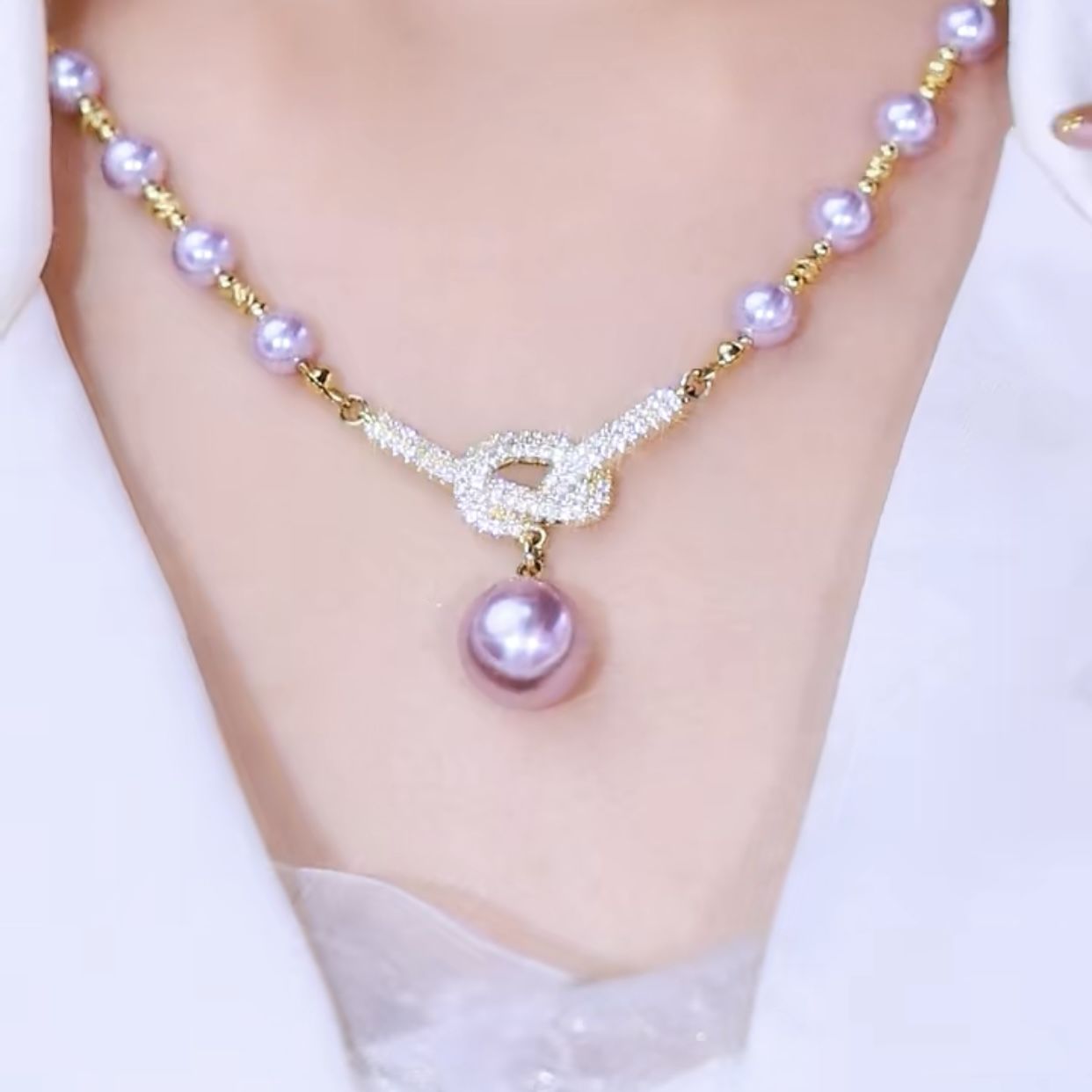 Elegant and luxurious women's pearl necklace