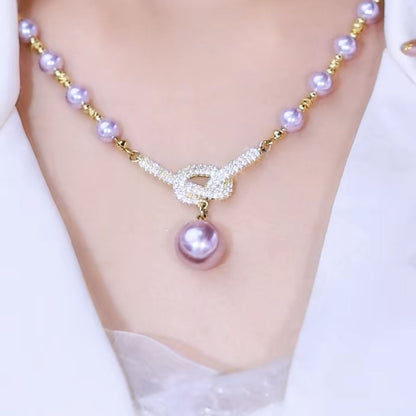 Elegant and luxurious women's pearl necklace